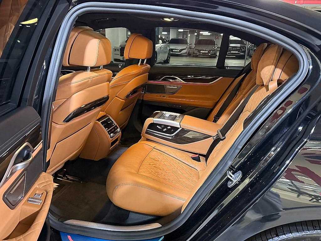 BMW 7 Series - Vista 8