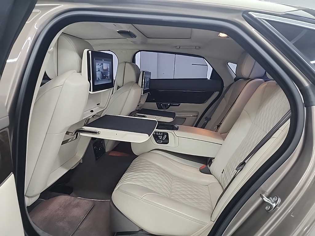 Jaguar XJ - Vista 12