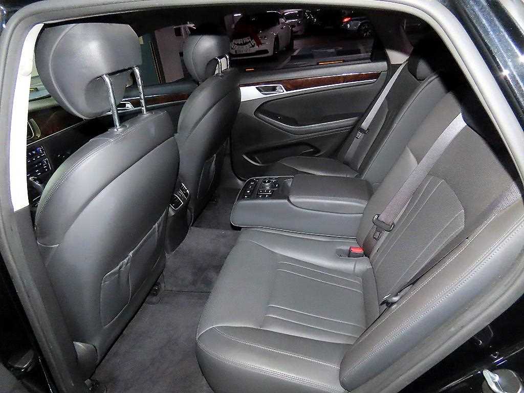 HYUNDAI Genesis - Vista 7