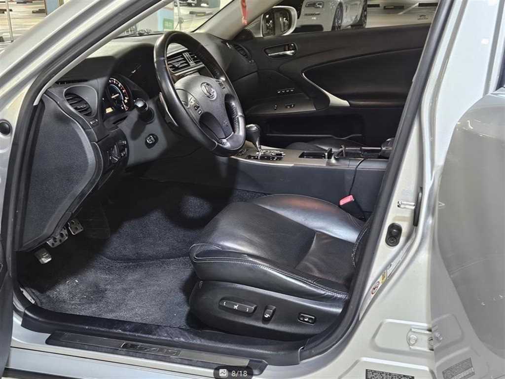Lexus IS - Vista 8