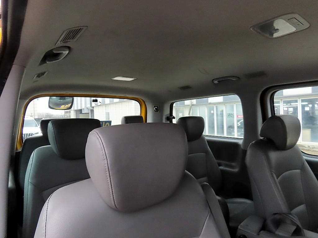 HYUNDAI Starex - Vista 7