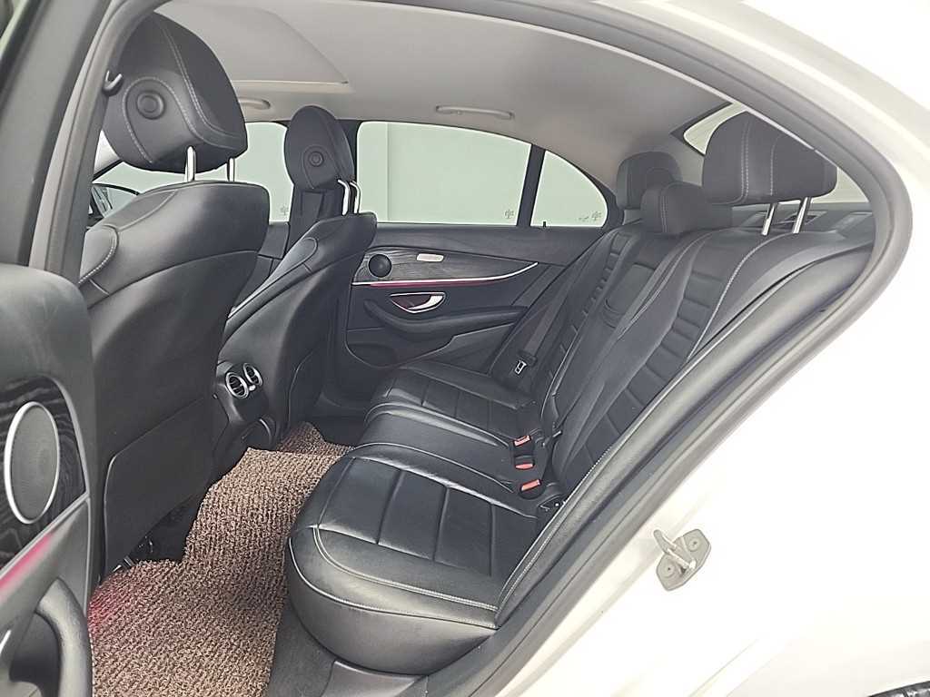 Mercedes Benz E class - Vista 12