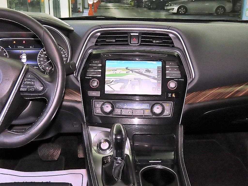 Nissan Maxima - Vista 11