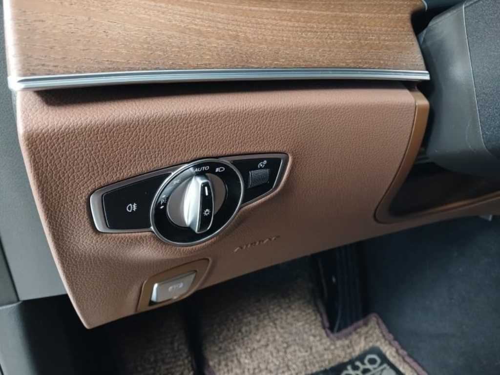 Mercedes Benz E class - Vista 12