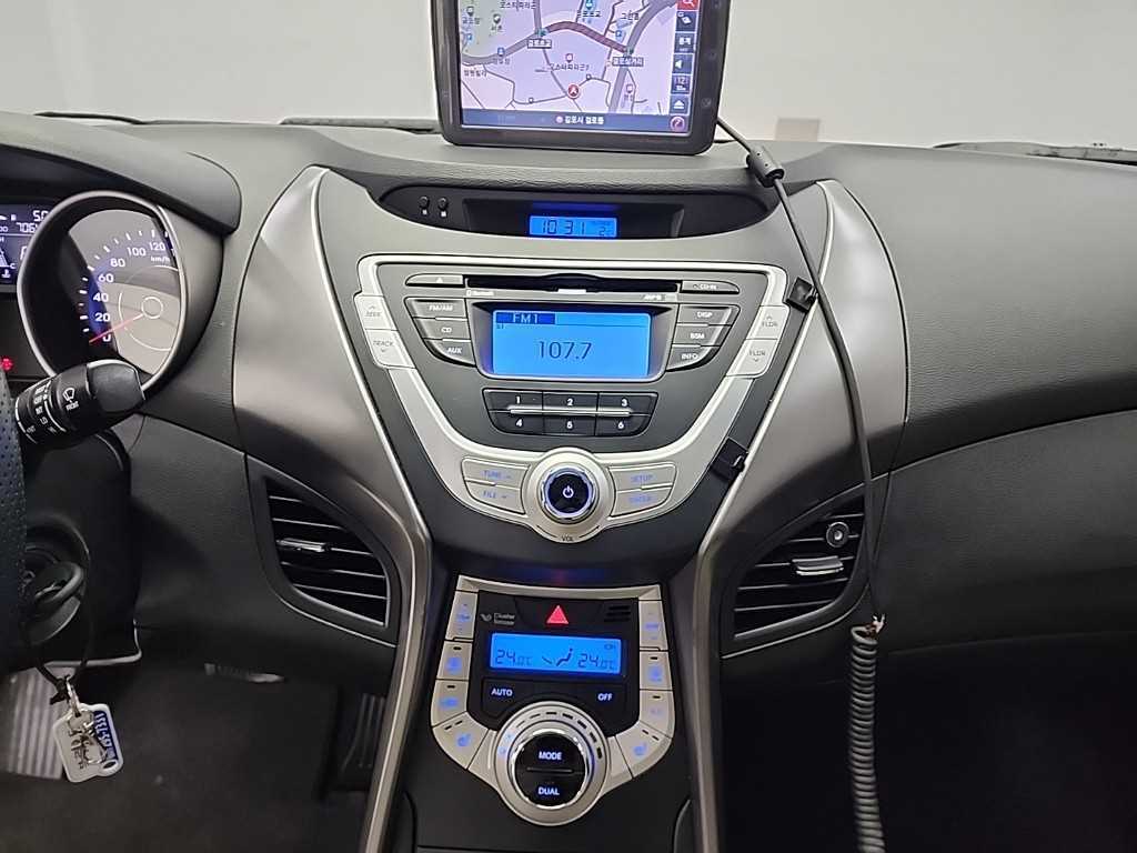 HYUNDAI Avante - Vista 10