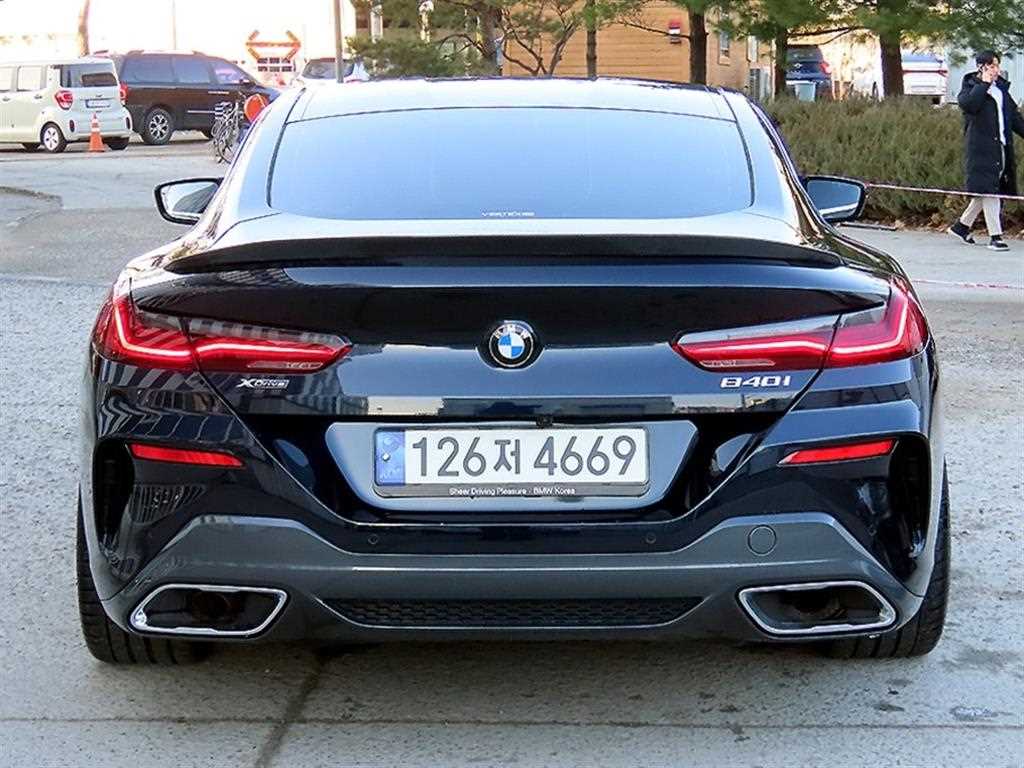 BMW 8 Series - Vista 4