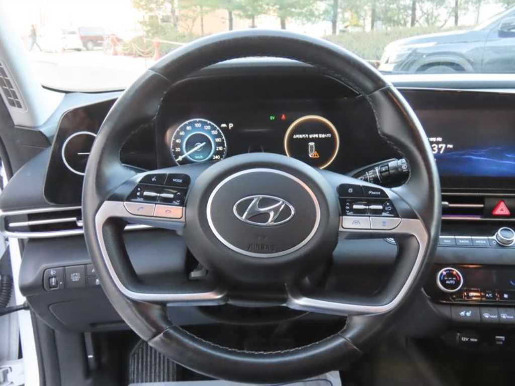 HYUNDAI Avante - Vista 9