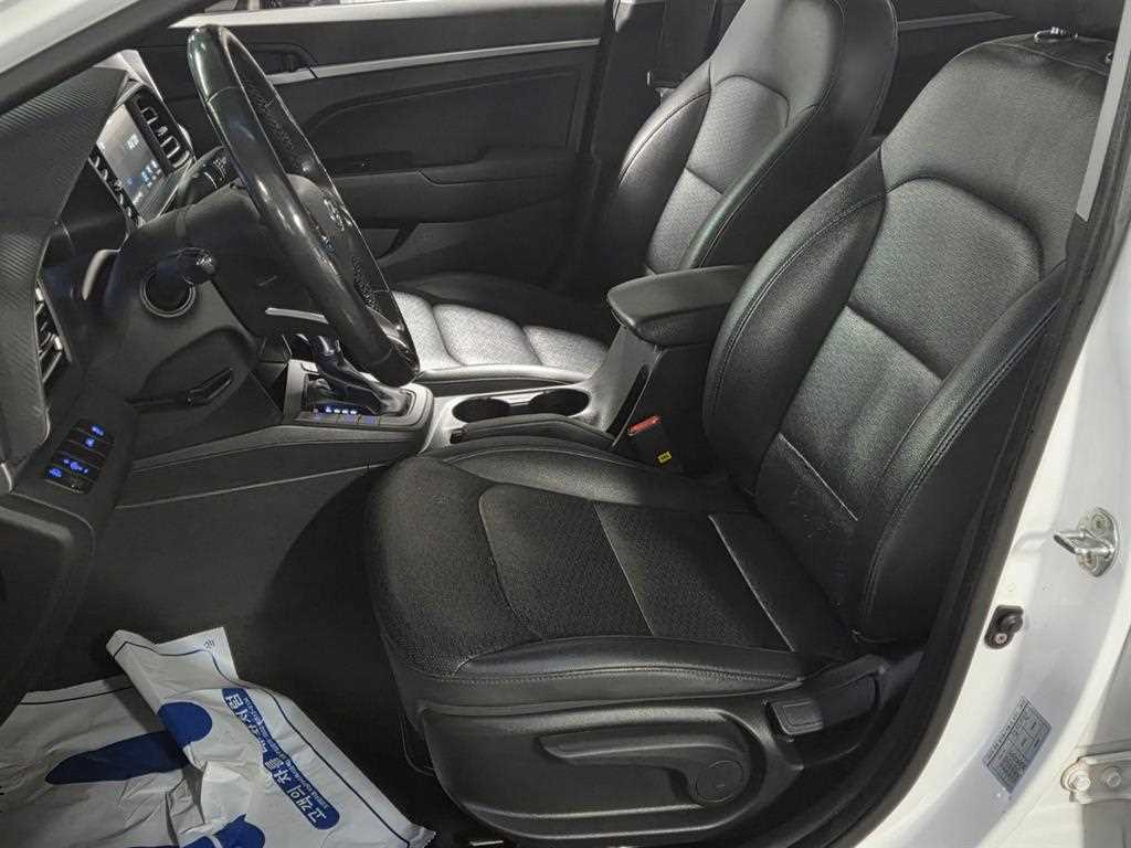 HYUNDAI Avante - Vista 10