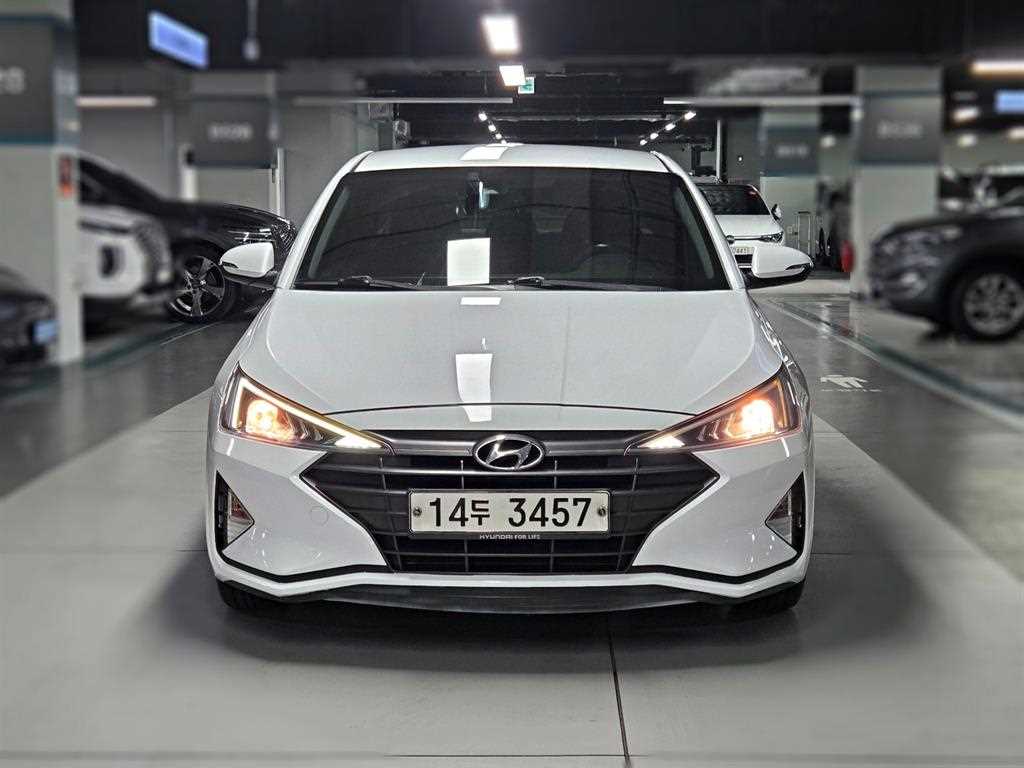 HYUNDAI Avante - Vista 3