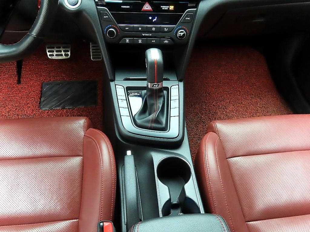 HYUNDAI Avante - Vista 10