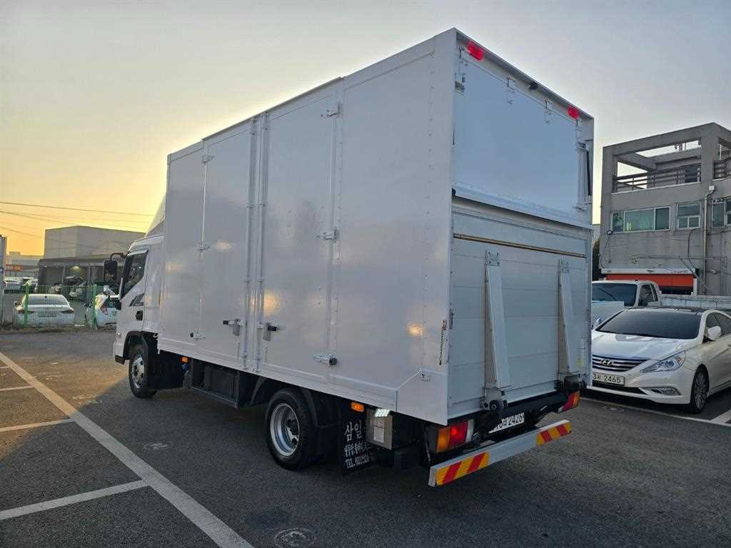 medium and large cargo truck - Vista 6