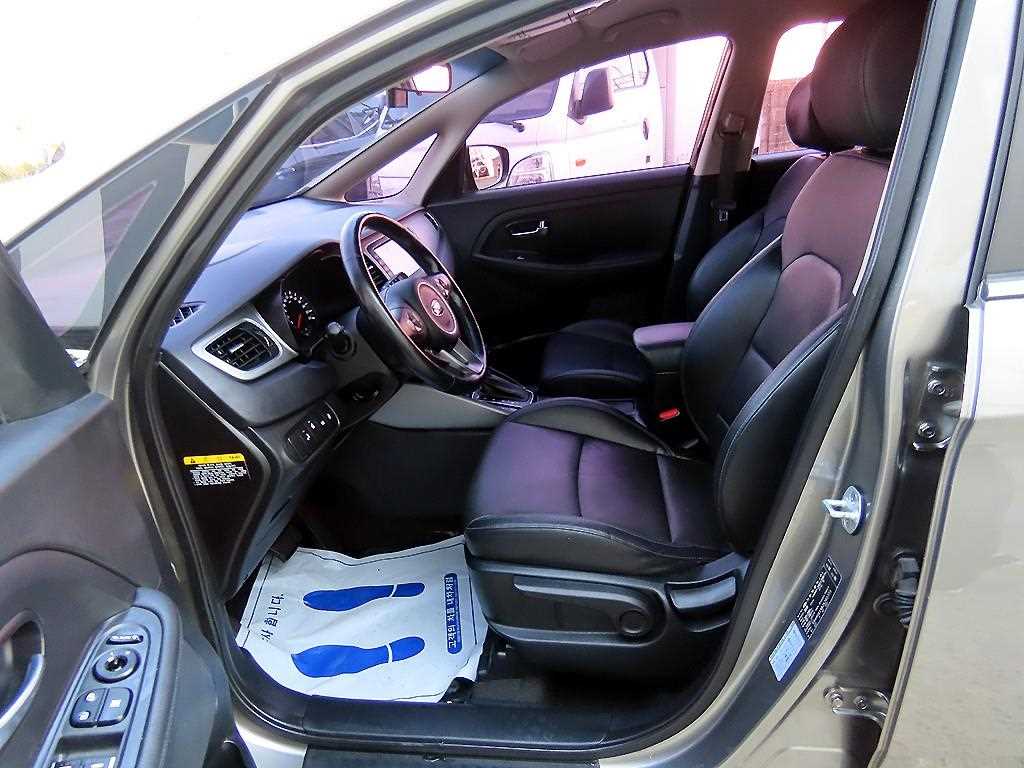 KIA Carens - Vista 5