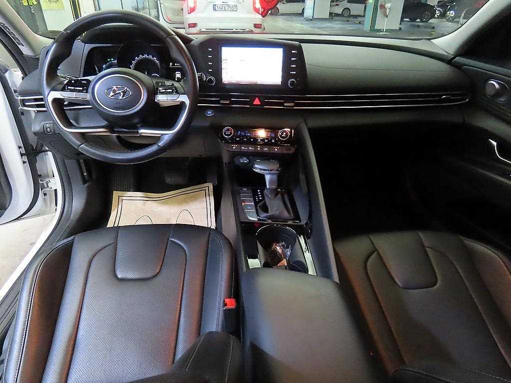 HYUNDAI Avante - Vista 10