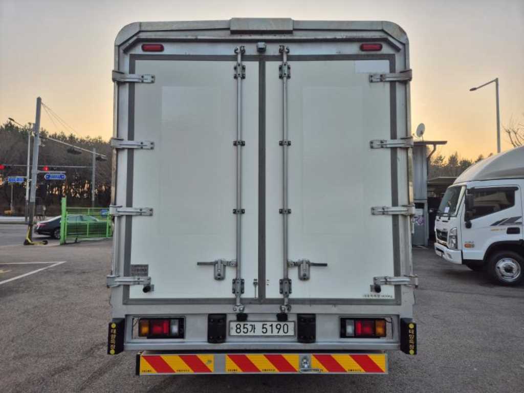 medium and large cargo truck - Vista 5
