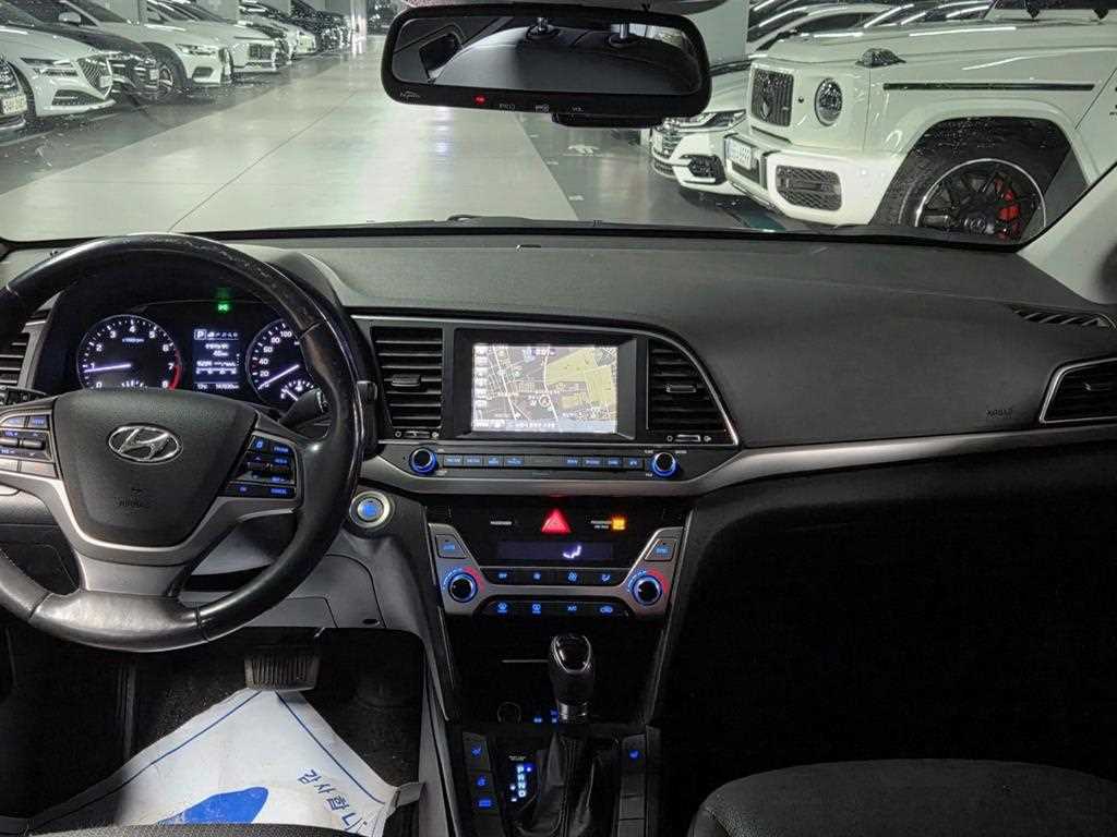 HYUNDAI Avante - Vista 7