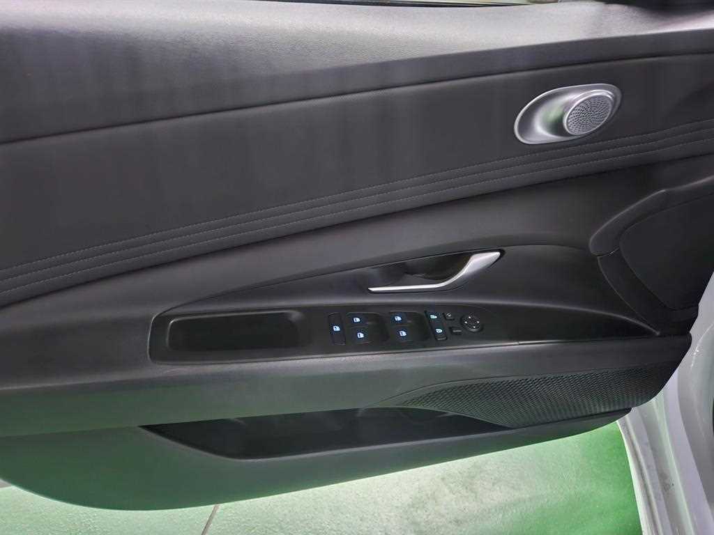 HYUNDAI Avante - Vista 9