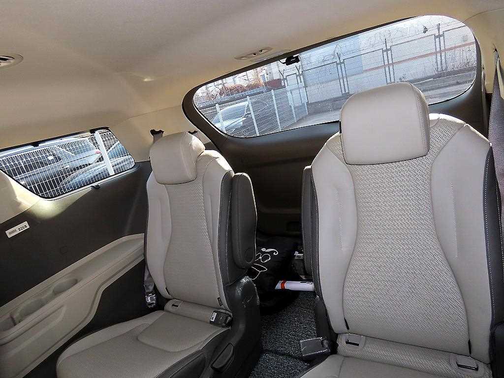 KIA Carnival - Vista 7