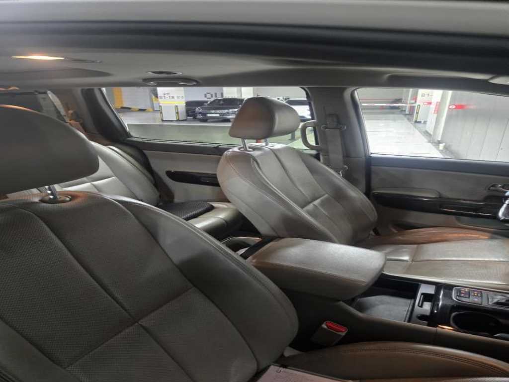 KIA Carnival - Vista 8