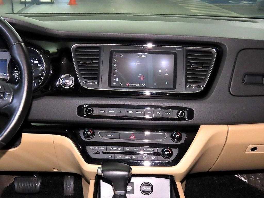 KIA Carnival - Vista 11