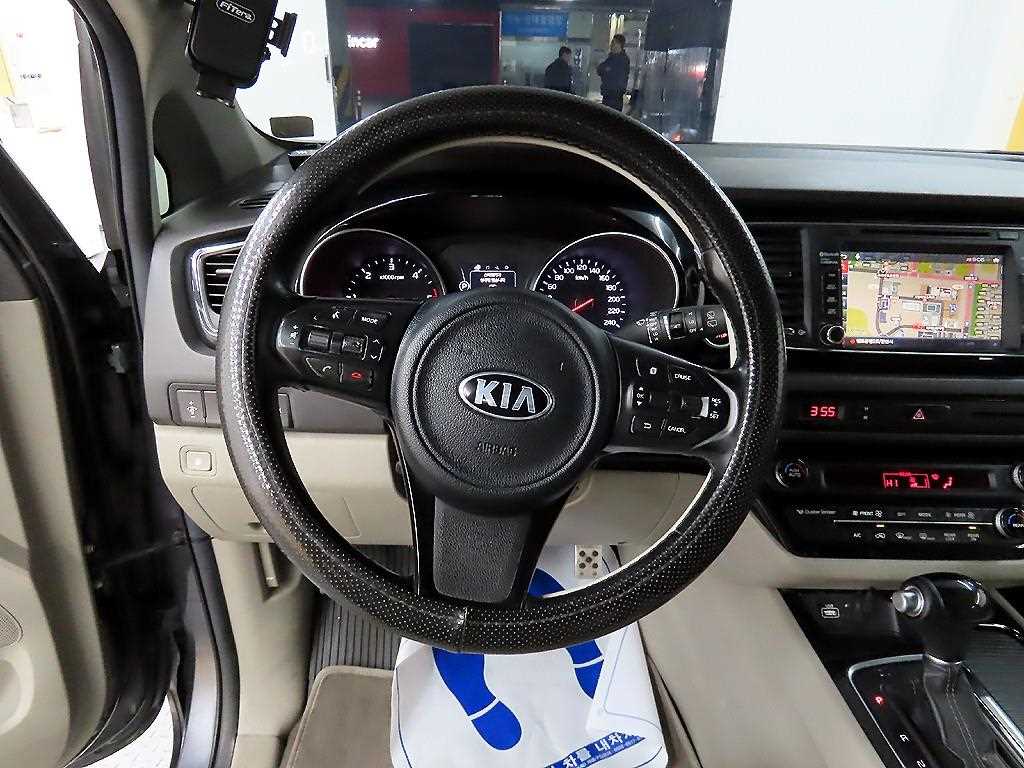 KIA Carnival - Vista 9