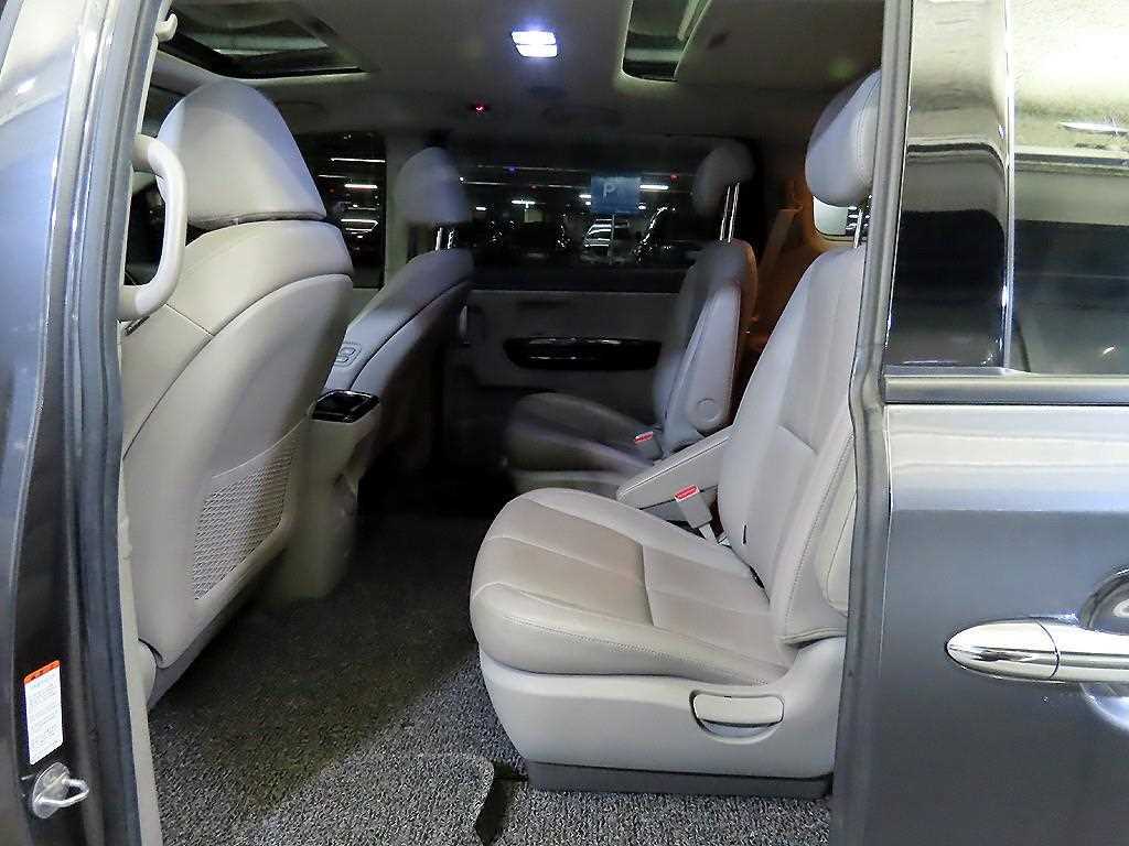 KIA Carnival - Vista 7