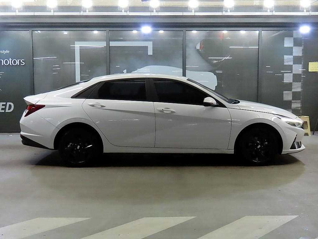 HYUNDAI Avante - Vista 3