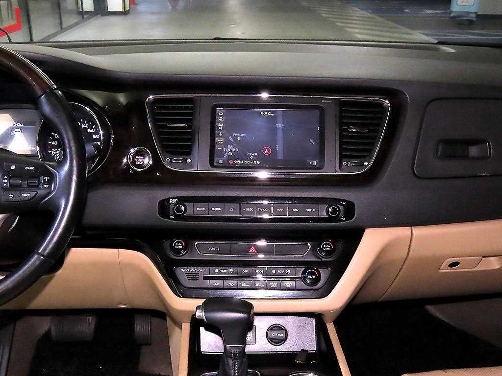 KIA Carnival - Vista 11
