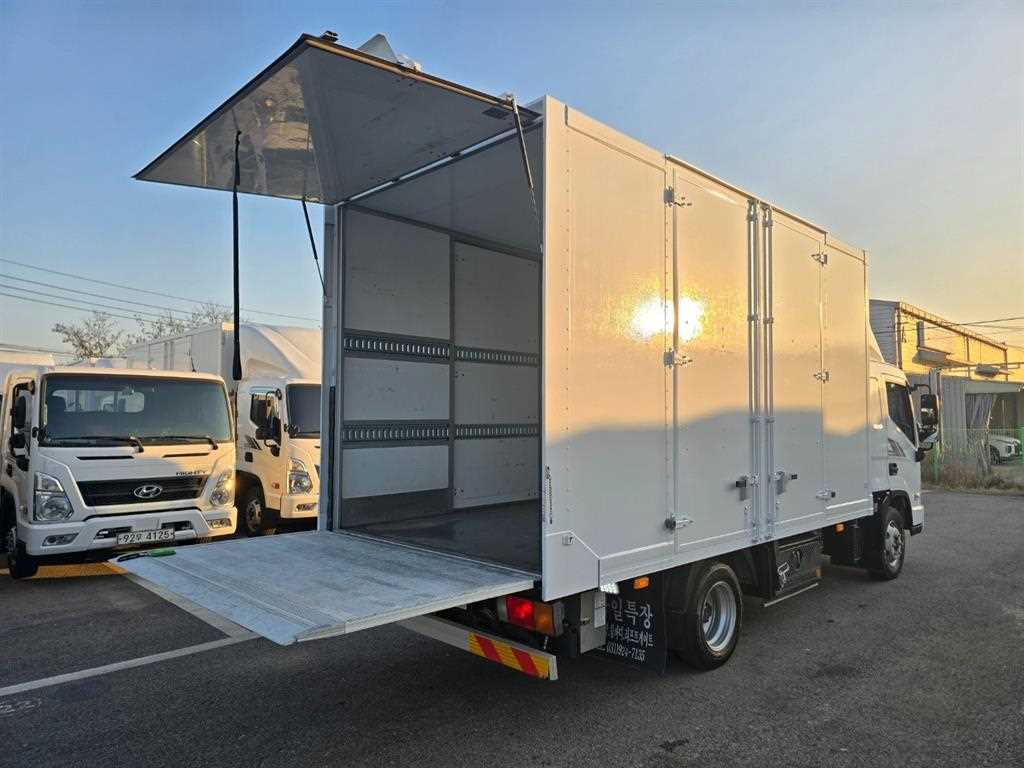 medium and large cargo truck - Vista 9