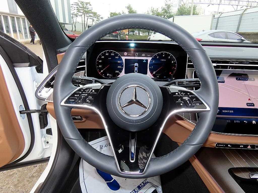 Mercedes Benz E class - Vista 8