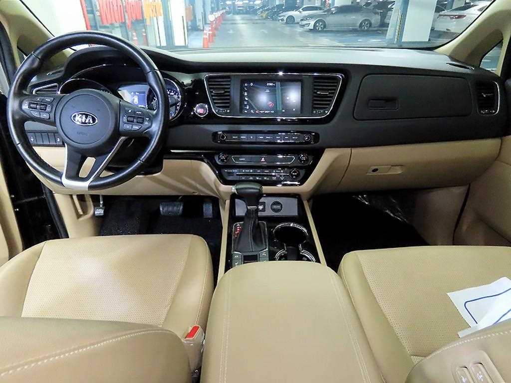 KIA Carnival - Vista 10
