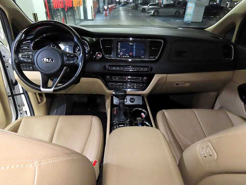 KIA Carnival - Vista 10