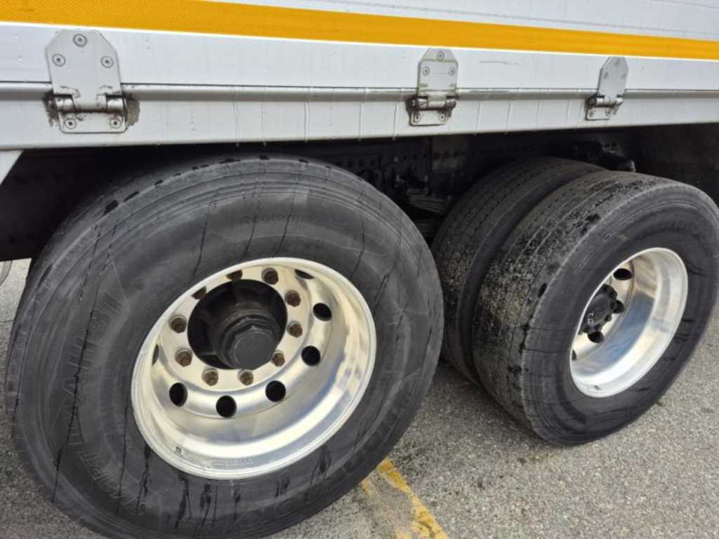 medium and large cargo truck - Vista 9