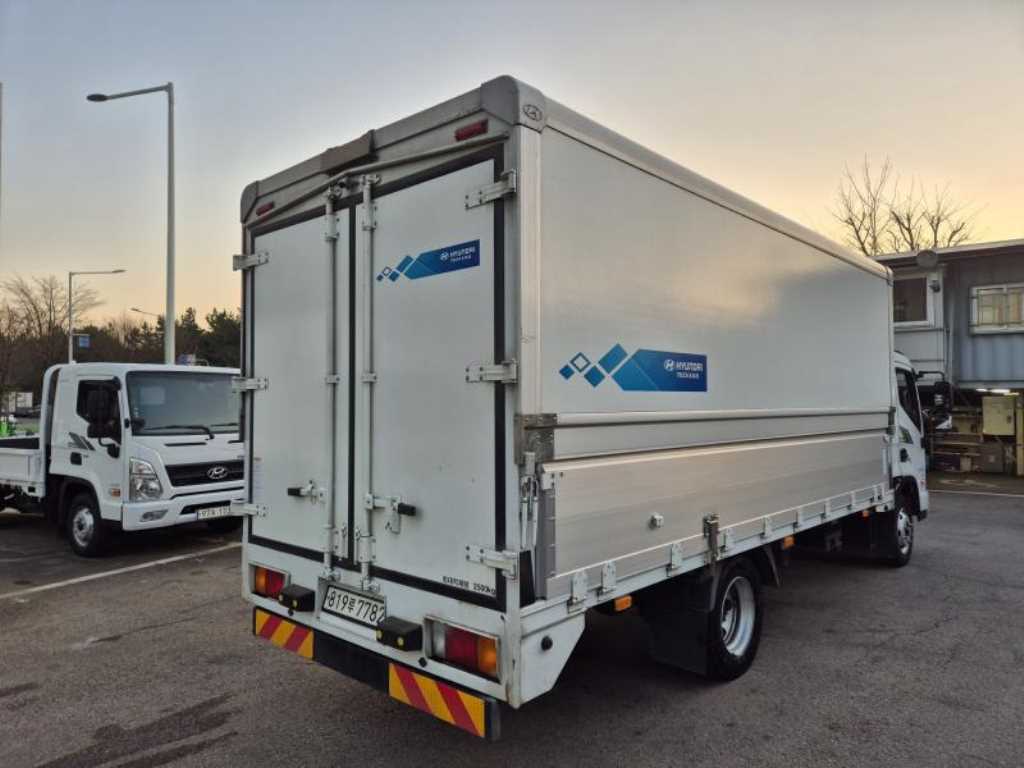 medium and large cargo truck - Vista 6