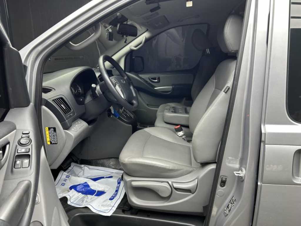 HYUNDAI Starex - Vista 6