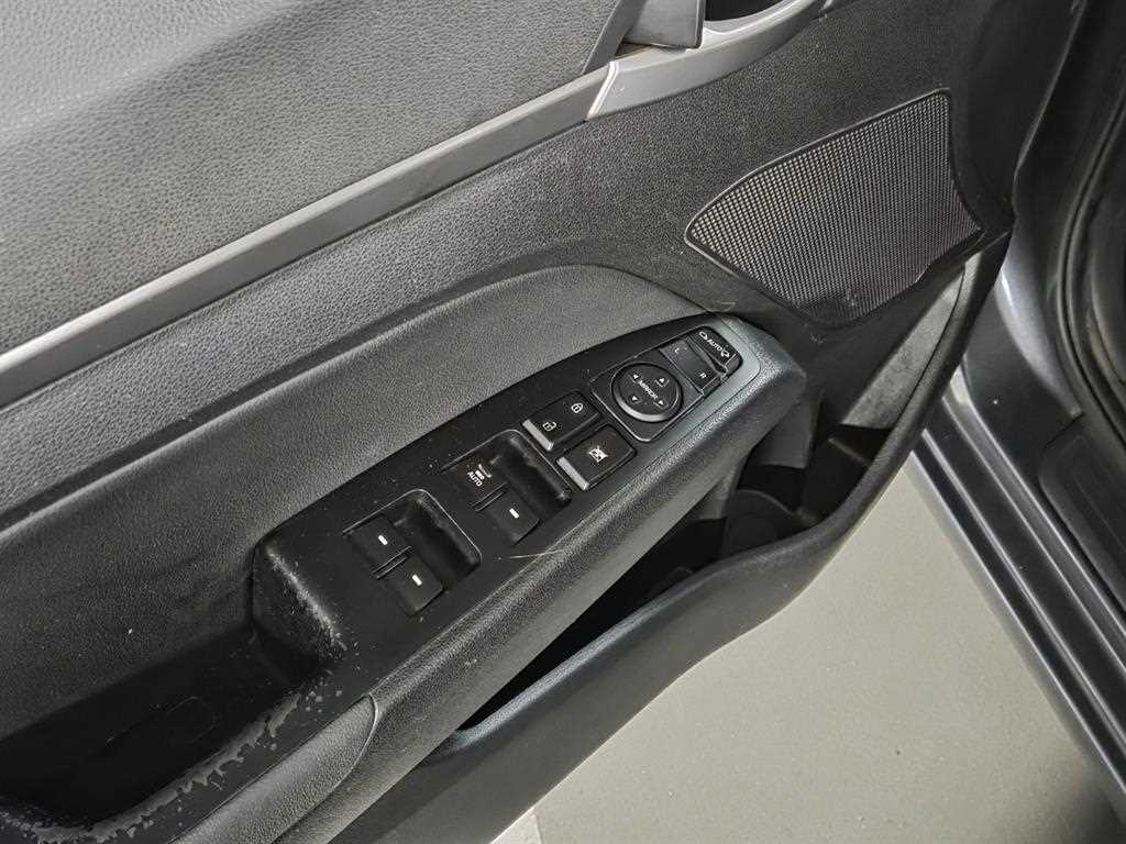 HYUNDAI Avante - Vista 12