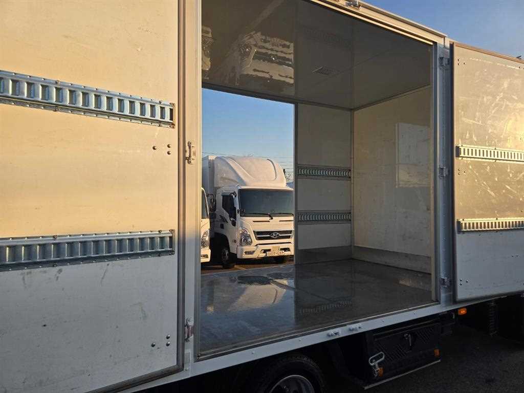 medium and large cargo truck - Vista 12