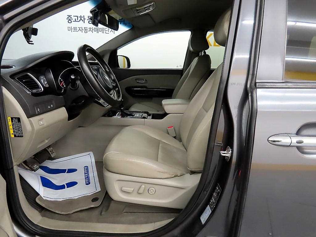 KIA Carnival - Vista 5