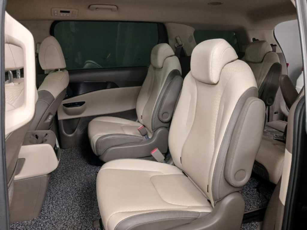 KIA Carnival - Vista 8