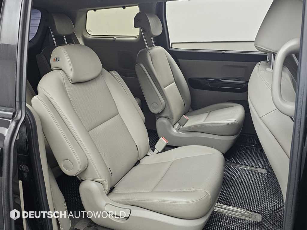 KIA Carnival - Vista 12