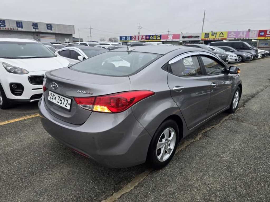 HYUNDAI Avante - Vista 5