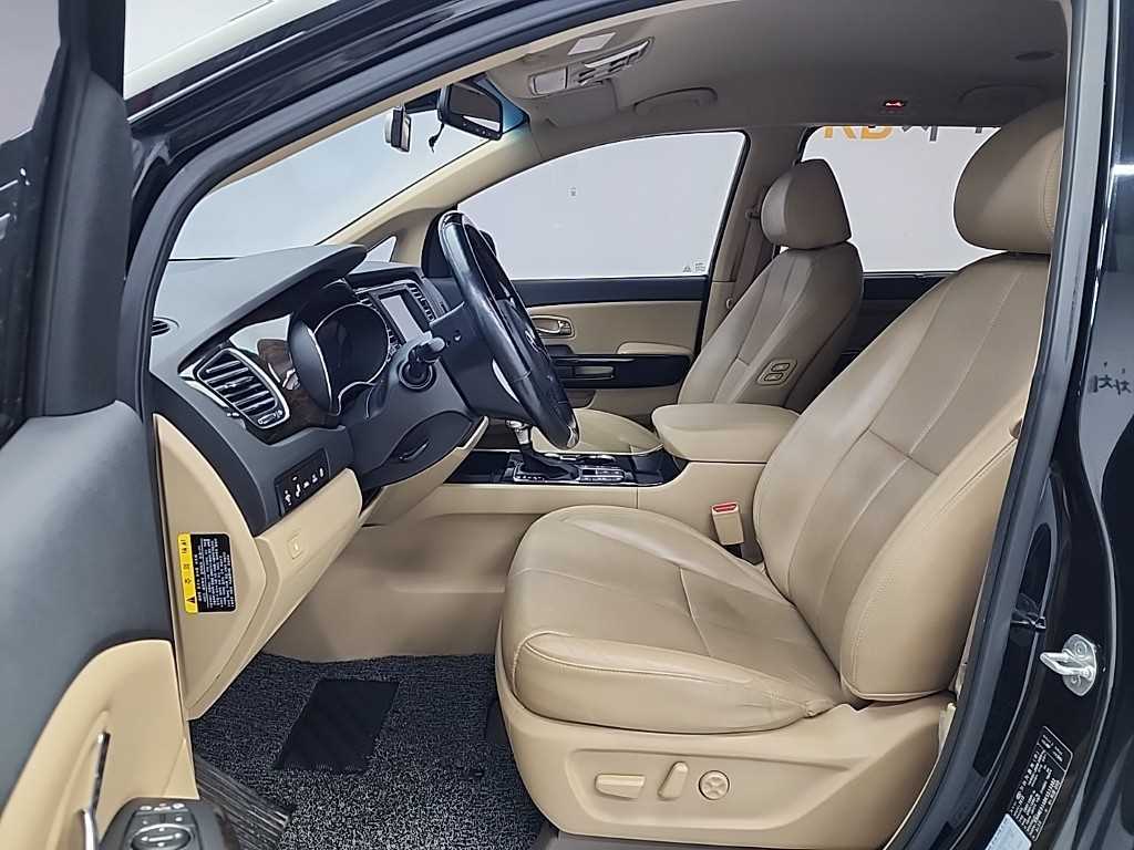 KIA Carnival - Vista 11