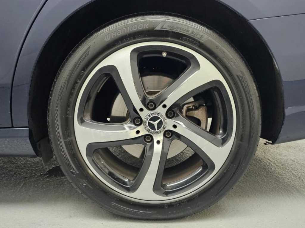 Mercedes Benz E class - Vista 5