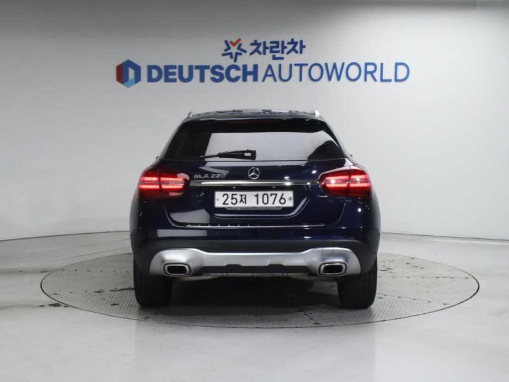 Mercedes Benz GLA Class - Vista 4