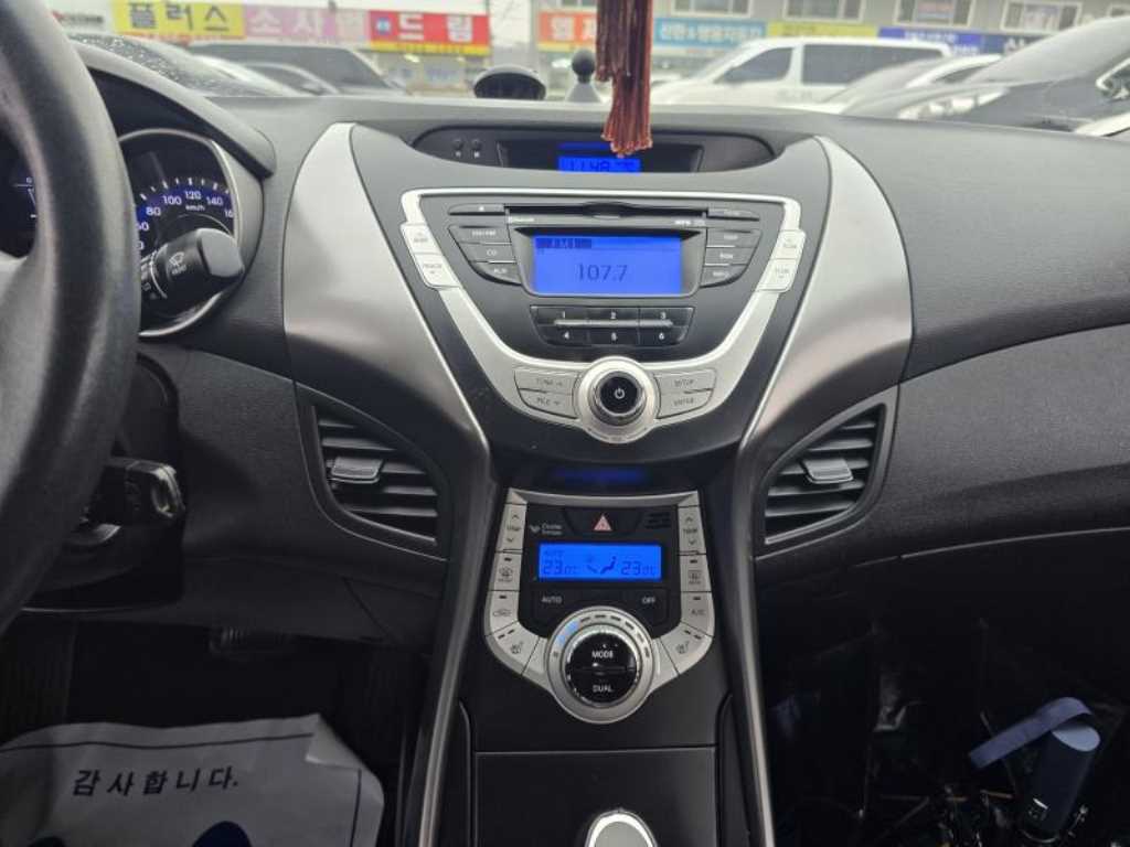 HYUNDAI Avante - Vista 9