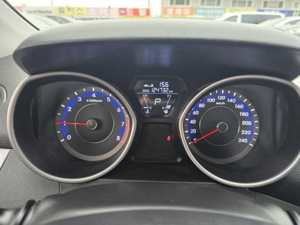 HYUNDAI Avante - Vista 8