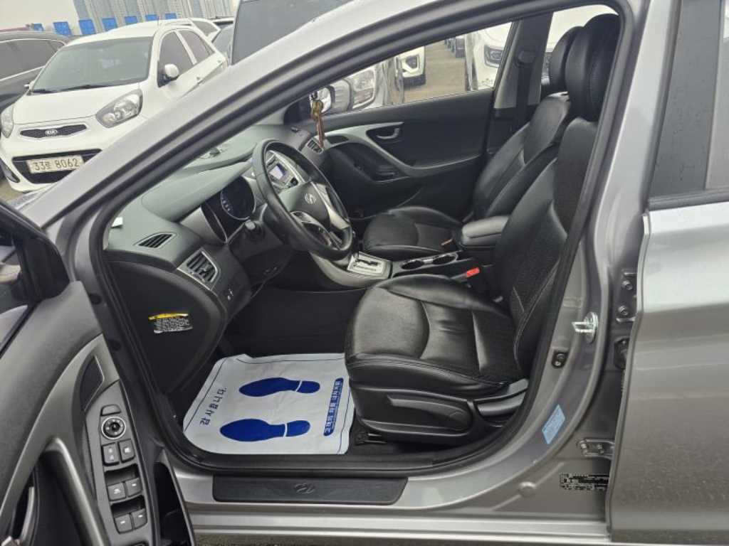 HYUNDAI Avante - Vista 10