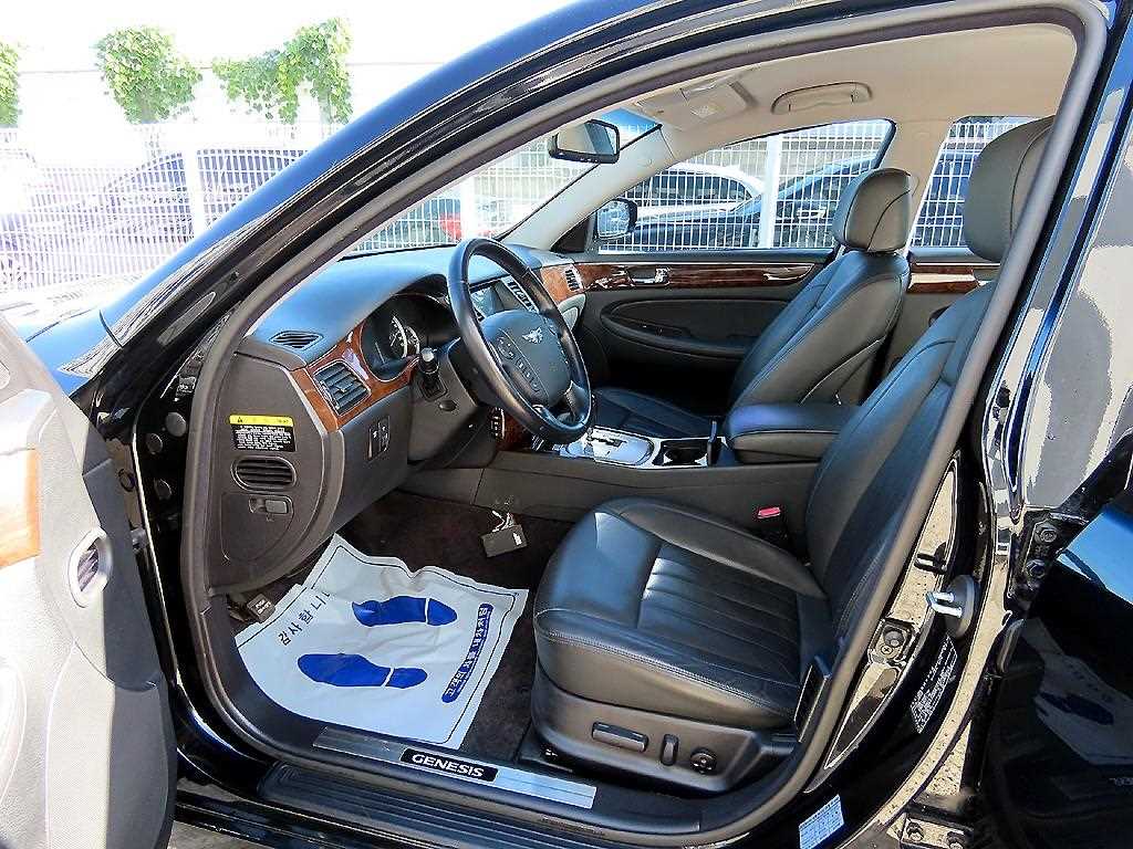 HYUNDAI Genesis - Vista 4