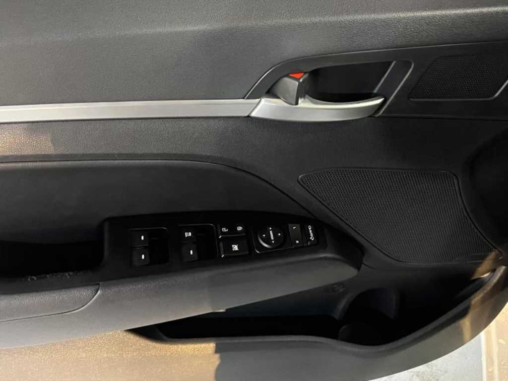 HYUNDAI Avante - Vista 12