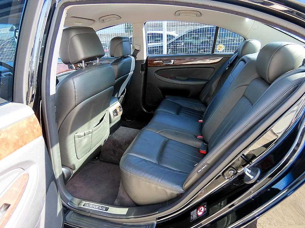 HYUNDAI Genesis - Vista 5