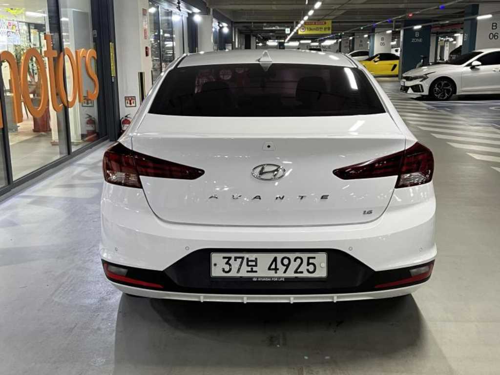 HYUNDAI Avante - Vista 5